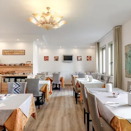 Aurora Hotel 3*